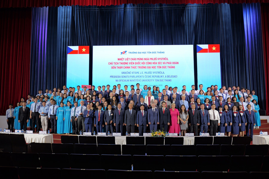 Đoàn đại biểu từ Thượng viện Quốc hội Cộng hòa Séc cùng tập thể cán bộ, giảng viên Trường Đại học Tôn Đức Thắng.