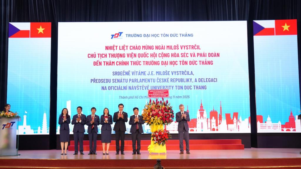 Chủ tịch Thượng viện Quốc hội Cộng hòa Séc tặng hoa chúc mừng tập thể Lãnh đạo Nhà trường, tập thể sư phạm Nhà trường nhân ngày Nhà giáo Việt Nam 20/11