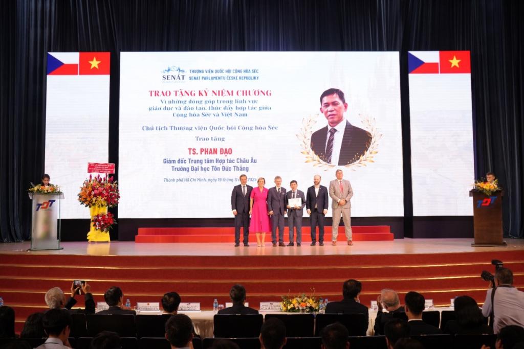 TS. Phan Đạo, Giám đốc Trung tâm Hợp tác Châu Âu - Trường Đại học Tôn Đức Thắng nhận kỷ niệm chương từ Chủ tịch Thượng viện Quốc hội Cộng hòa Séc Milos Vystrcil.