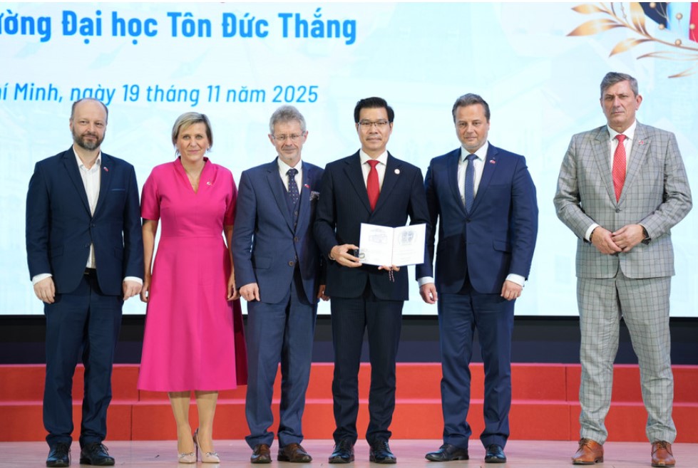 Chủ tịch Thượng viện Quốc hội Cộng hòa Séc Milos Vystrcil trao kỷ niệm chương cho PGS. Trần Trọng Đạo, Hiệu trưởng Trường Đại học Tôn Đức Thắng.