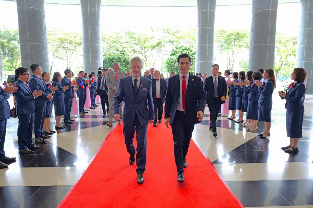  PGS. Trần Trọng Đạo - Hiệu trưởng TDTU đón tiếp Chủ tịch Thượng viện Quốc hội Cộng hòa SécMiloš Vystrčil và phái đoàn cấp cao Thượng viện Quốc hội Cộng hòa Séc